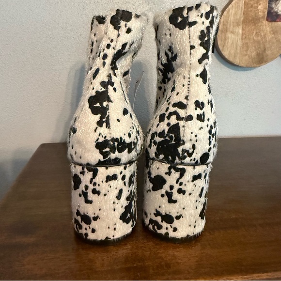 XOXO NWT Black & White Spotted Dalmatian Faux Calf Hair Chunky Heel Booties 7.5 - Picture 6 of 10